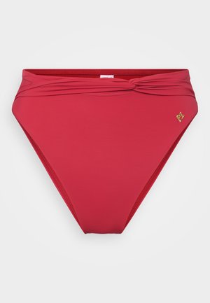 Czerwony, wysoki biustonosz bikini wykonany z gładkiego materiału, z wykręconym przodem oraz małym złotym akcentem logo.