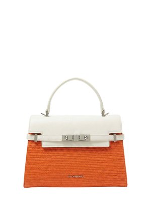Sac à main avec le fond tissé orange et un rabat supérieur en cuir blanc avec poignée, fermé par un fermoir argenté.