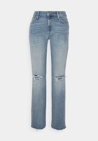 Jeans relajados de mezclilla de color azul claro, que presentan desgastes en las rodillas, un dobladillo deshilachado y un diseño clásico de cinco bolsillos.