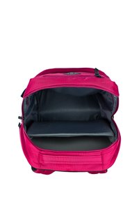 Zaino fucsia con apertura con zip, interno grigio e scomparto imbottito per laptop o tablet. Tessuto resistente con una leggera trama.