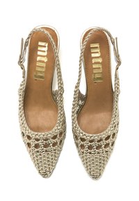 Scarpe slingback con punta affusolata in materiale metallico intrecciato, con soletta in pelle color tan. Presentano un logo dorato all'interno.