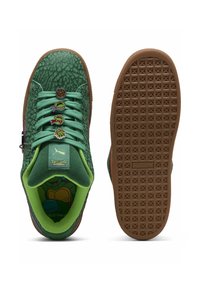 Sneaker verde con motivo di foglie testurizzato, design con lacci, quattro charm decorativi e suola in gomma con motivo a diamante.