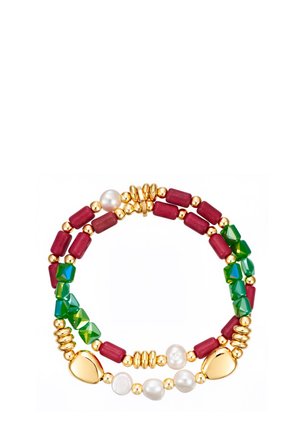Dubbele armband met groene facetgeslepen kralen, rode cilindervormige kralen, gouden ronde kralen, witte parels en gouden accentstukken op een witte achtergrond.