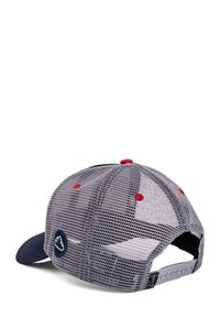 Szürke hálós baseball sapka sötétkék peremmel, piros díszítésekkel és kerek kék logóval. Állítható snapback záródással rendelkezik.