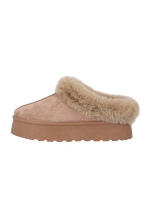 Beige Hausschuhe mit einem Obermaterial aus Wildleder und einem plüschigen Fellfutter. Sie sind mit einer dicken, strukturierten Sohle und einer abgerundeten Zehenform ausgestattet.