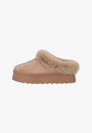 Pantofole beige con tomaia in suede e rivestimento in pelliccia morbida. Presentano una suola spessa e testurizzata e un design a punta arrotondata.