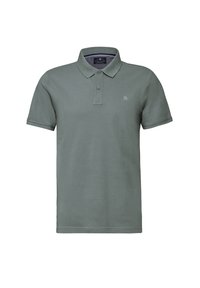 Polo de algodón verde con una tapeta de dos botones, mangas cortas y un pequeño logo en el pecho. Textura suave y diseño clásico.