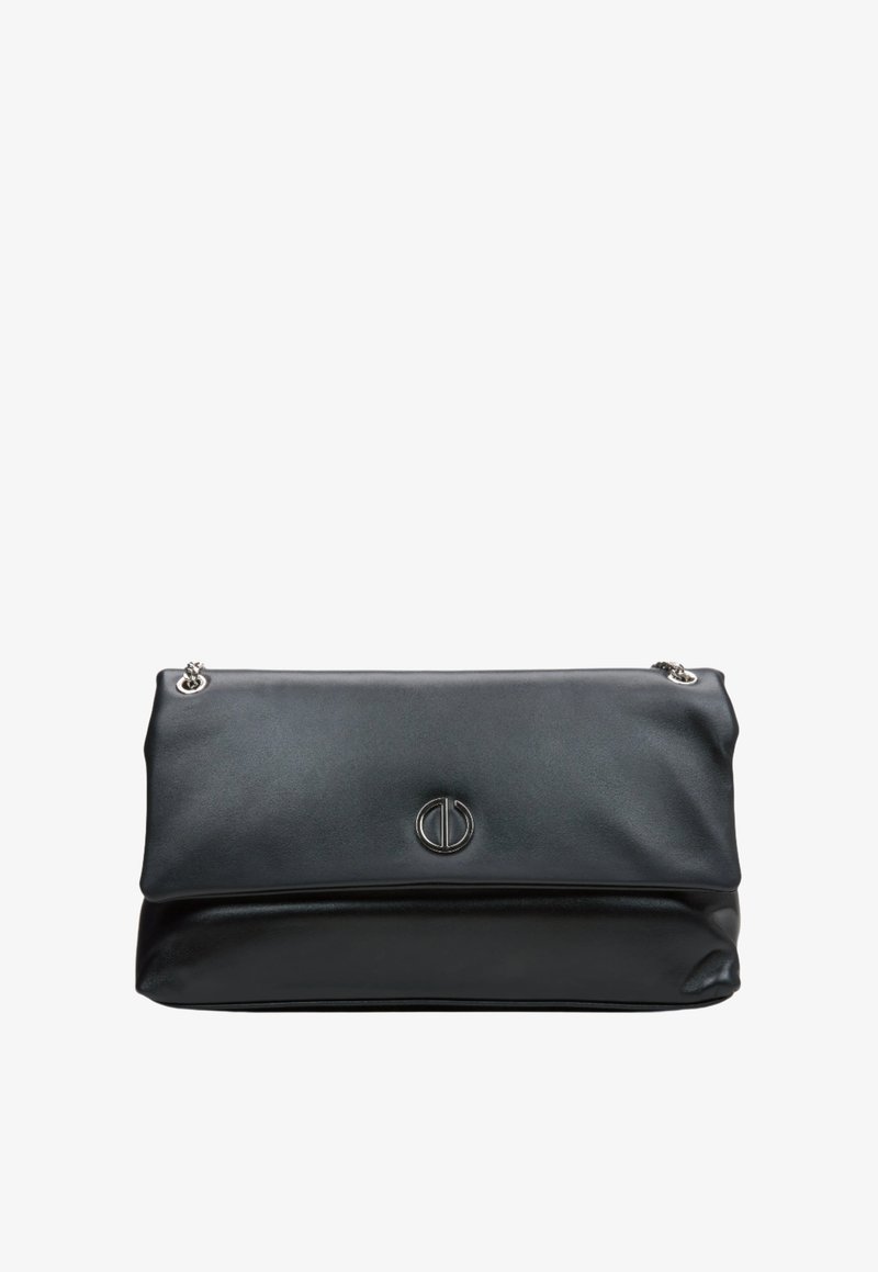 Schwarze Leder-Clutch mit glatter Textur, ausgestattet mit einem Vorderklappenverschluss, Logodetail und einer Kettenriemen. Einfacher rechteckiger Schnitt.