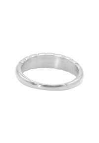 Anello d'argento con una superficie liscia e lucida e una texture ondulata lungo il bordo. Forma rotonda, fascia sottile, design minimalista.