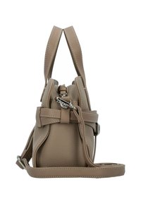 Sac à main en cuir texturé beige avec deux poignées supérieures, une bandoulière amovible et des accents en matériel argenté. Fermeture éclair sur le dessus.