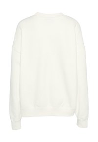Biely crewneck sveter s poklesnutými ramenami, ribovanými manžetami a lemom. Mäkká textúra, minimalistický dizajn, žiadne viditeľné logá ani vzory.
