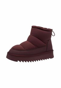 Měkká bordó bota s polstrovaným svrškem, vlnitým podešví a bezpečným zipovým uzávěrem, s texturovanou tkaninou a poutkem na zadní straně.