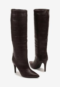 Bottes brunes montantes à talons, en matériau effet crocodile gaufré, avec un bout pointu et une silhouette ajustée.