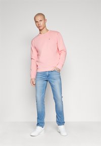 Tommy Jeans REGULAR C NECK - Mikina - tickled pink