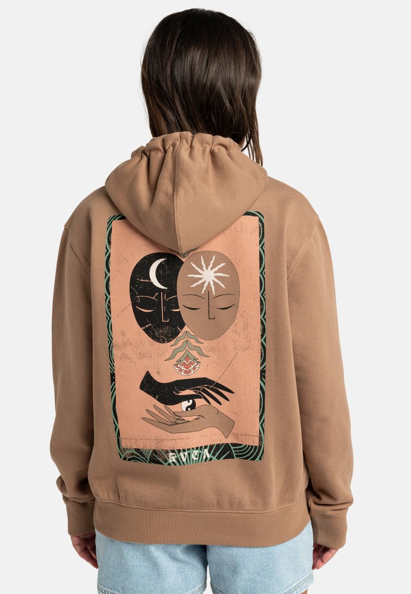 Brun hoodie med en stor grafik på baksidan, som föreställer abstrakta ansikten och händer i svart och krämfärg, med en dekorativ kant.
