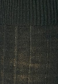 Superficie di legno scuro con evidenti venature verticali e diverse tonalità di marrone e nero.