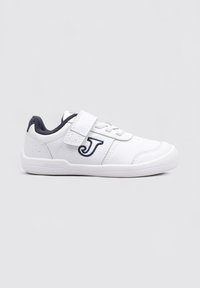 Zapatilla blanca con acentos en azul marino, correa de Velcro y detalle de logo. Presenta un upper sintético suave y un diseño de punta redondeada.