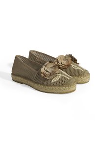 Bruine mesh espadrilles met bloemversieringen, gevlochten jute zool, ronde neus en een textuur voor ademend vermogen.