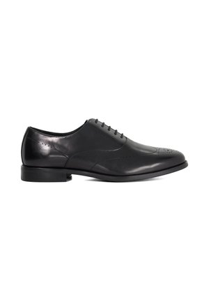 Chaussure habillée pour homme en cuir noir avec des détails brogue, fermeture à lacets et talon bas, vue de côté sur fond blanc.