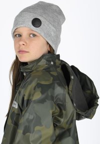 Kamuflage regnjakke med høj krave, sølvfarvet hardware og en grå ribbet hue med et sort logo patch.