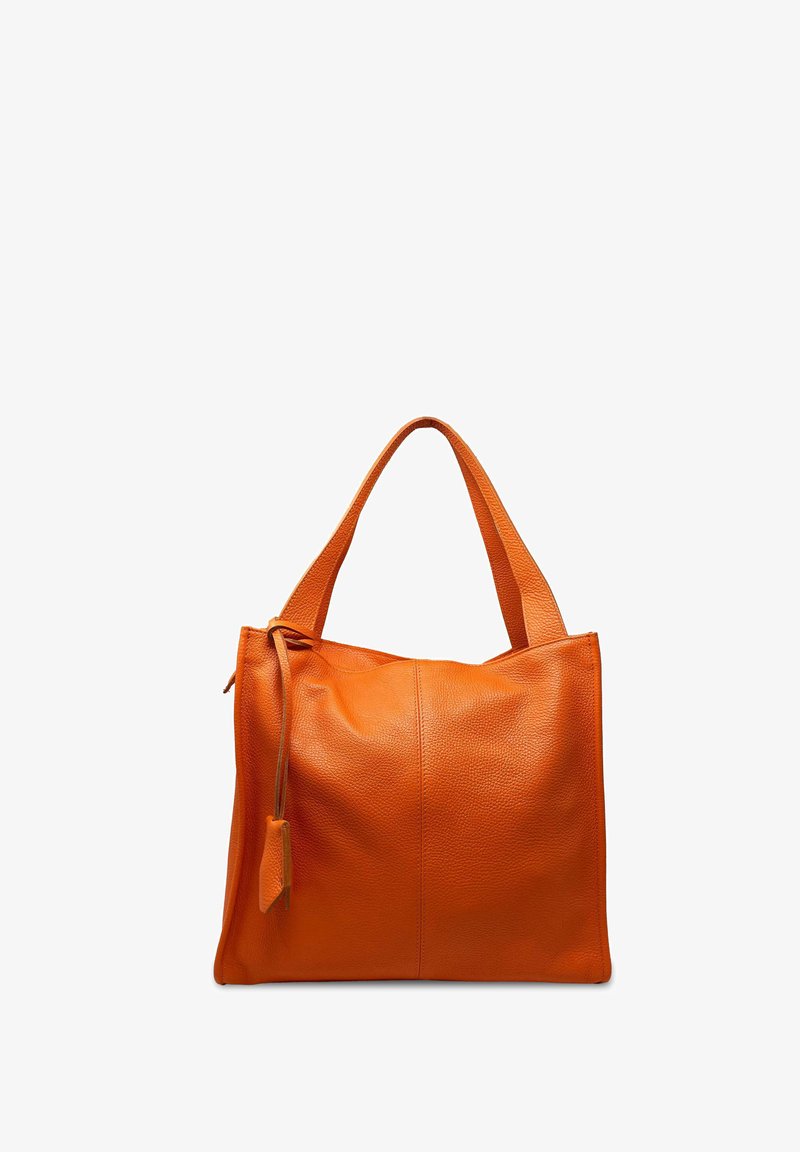 Skórzana torba w jasnym pomarańczowym kolorze, o gładkiej fakturze, z otwartym topem i dwoma solidnymi uchwytami. Zawiera dekoracyjny detal w postaci frędzla.
