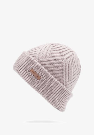 Gorro de punto en rosa claro con un diseño acanalado doblado, que presenta un parche de logo de cuero y patrones texturizados en la superficie.