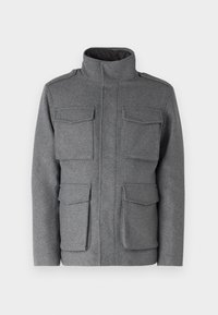 Chaqueta de mezcla de lana gris con cuello alto, que cuenta con cuatro bolsillos frontales y cierre de cremallera. Textura suave con un ajuste entallado.