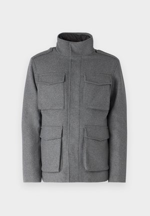 Grau gestrickte Wolljacke mit hohem Kragen, vier Fronttaschen und einem Reißverschluss. Glatte Textur mit taillierter Passform.