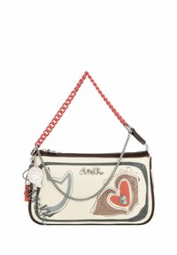 Weiße synthetische Handtasche mit rotem Kettenriemen, versehen mit silbernem Kettenbesatz, Herz- und Katzenmotiven in Grau, Bronze und Rot, mit Metallelementen.