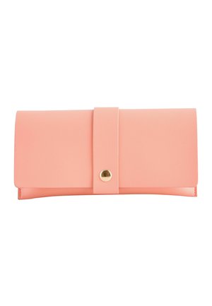Pochette rectangulaire rose clair avec fermeture à rabat maintenue par une lanière assortie et un petit bouton rond doré.