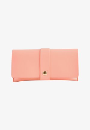 Rechteckige hellrosa Clutch mit Klappe, die durch einen passenden Riemen und einen kleinen runden goldenen Knopf gesichert wird.