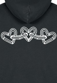 Felpa nera con cappuccio, caratterizzata da una grafica bianca di tre cuori interconnessi formati da linee. Texture morbida, design casual e cappuccio standard.