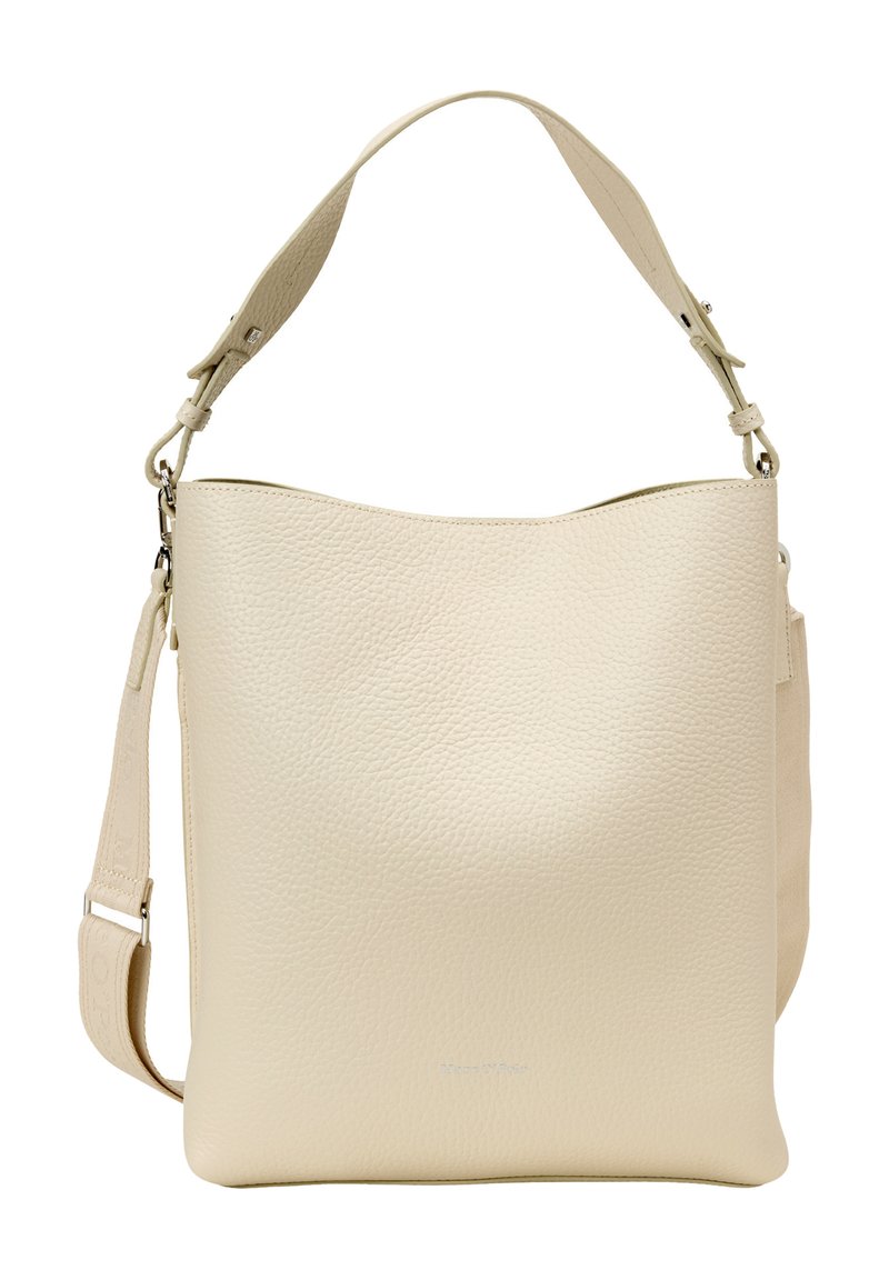 Sac à épaule en cuir crème avec une finition texturée, une large ouverture, une sangle ajustable et un design minimaliste. Présente des détails de logo discrets.