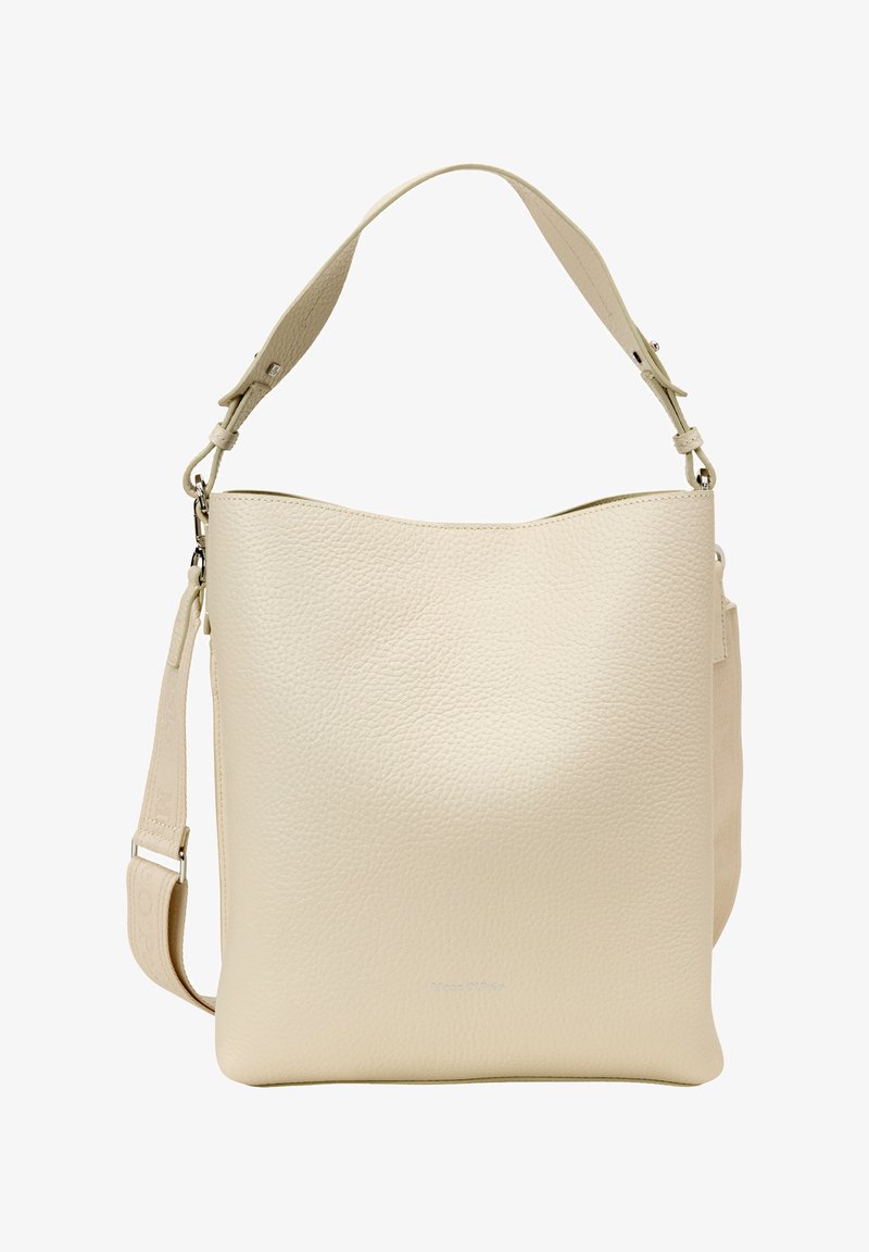 Sac à épaule en cuir crème avec une finition texturée, une large ouverture, une sangle ajustable et un design minimaliste. Présente des détails de logo discrets.