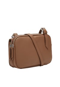 Borsa a tracolla in pelle marrone di forma rettangolare, con chiusura a zip, tracolla regolabile e dettagli in metallo argentato. Texture liscia con dettagli di cucitura.