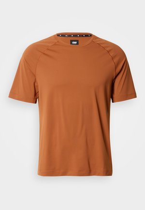 T-shirt met korte mouwen in gebrand oranje, gemaakt van een gladde stof, met raglanmouwen en een zwart-witte, patroonachtige boord bij de hals.