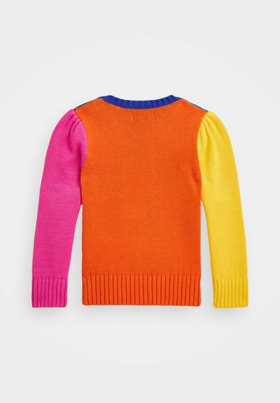 Suéter multicolorido con cuerpo naranja, brazo izquierdo rosa, brazo derecho amarillo y cuello ribeteado azul. Textura de punto con dobladillo acanalado.