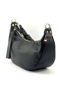 Schwarze Lederhandtasche mit strukturiertem Oberflächen, goldenen Hardware-Akzenten, Reißverschluss und einem kleinen italienischen Flaggenanhänger am Schulterriemen.