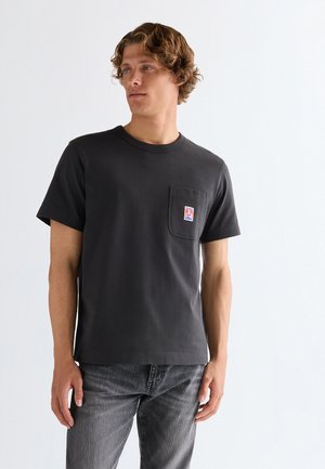 Wrangler SHORT SLEEVE POCKET - Βασικό μπλουζάκι - faded black