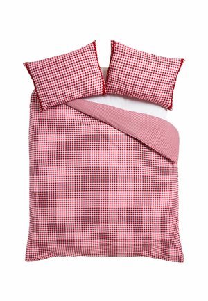 Bett mit rot-weiß kariertem Bettbezug und zwei passenden Kissen auf weißem Hintergrund, die beide Seiten der Bettwäsche zeigen.