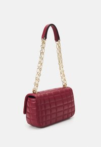 MICHAEL Michael Kors TRIBECA CHAIN - Skuldertasker - deep red