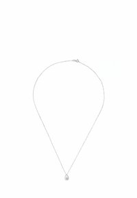 Delikatus sidabrinis grandinėlės vėrinys su ašaros formos pakabuku, kuriame yra vienas skaidrus brangakmenis.