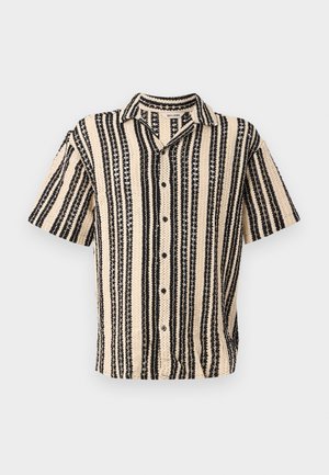 Chemise à manches courtes beige avec des rayures verticales noires et des motifs texturés. Présente un col à revers et une fermeture à boutons.