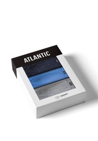 Trzy pary klasycznych majtek w pudełku, z materiałami w kolorach granatowym, niebieskim i szarym w wzory. Pudełko oznaczone napisem "ATLANTIC", w czarno-białym wzorze.