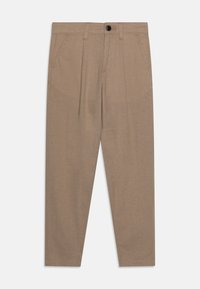 Pantalon beige à jambes droites avec poches avant, fermeture à boutons, passants pour ceinture et coutures visibles.