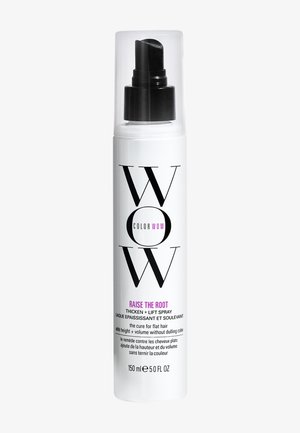 Witte sprayfles met zwarte pompkap met label Color Wow Raise The Root verdikkende en liftende haarspray, 150 ml, voor het toevoegen van hoogte en volume.