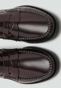 Dunkelbraune Lederloafers mit einem genähten Design und einem dekorativen Band über dem Spann. Glatte Textur mit glänzendem Finish.