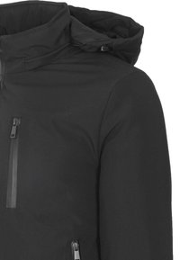 Giacca softshell nera con colletto alto, cappuccio regolabile e due tasche con cerniera visibili sul petto e sul lato.