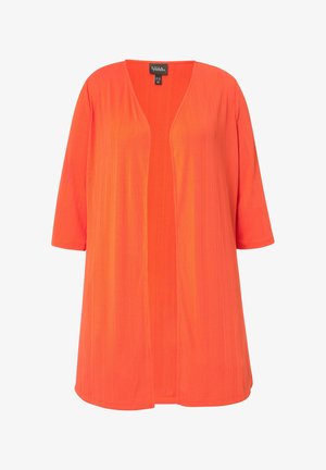 Pomarańczowy, lekki kardigan z dekoltem w serek, rękawami do 3/4 i otwartym przodem. Posiada delikatną, pionową fakturę w prążki.