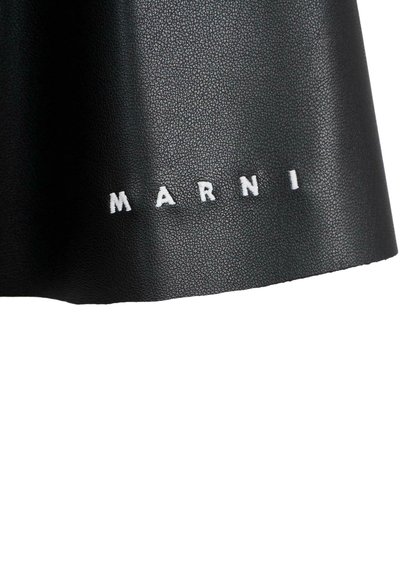 Pelle nera texture con logo "MARNI" bianco prominente cucito sul bordo inferiore. Design semplice e pulito con una finitura liscia.